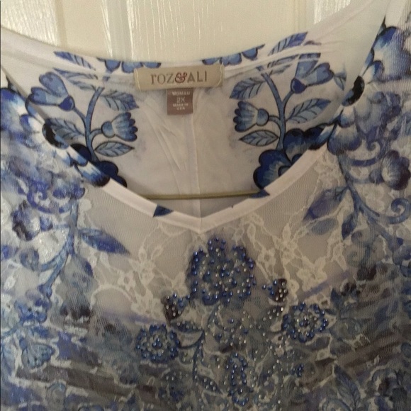 Woman’s fancy beaded top 2x blue and white lace - Picture 4 of 4